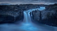 冰岛北部内陆景观中的Aldeyjarfoss瀑布 (© Jim Patterson/Tandem Stills + Motion)