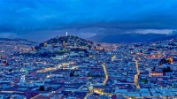 暮色中的面包山和老城区，厄瓜多尔基多 (© Karol Kozlowski/plainpicture)