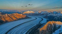 克卢恩国家公园保护区的山脉和冰川，加拿大育空地区 (© Design Pics Inc/Alamy)