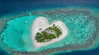 心形小岛和白沙滩，印度洋马尔代夫 (© Willyam Bradberry/Shutterstock)