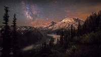 雷尼尔山上空的银河星系，美国华盛顿州 (© Brad Goldpaint/Cavan)