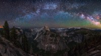 半穹顶景观点上空的银河，优胜美地国家公园，加利福尼亚州 (© Cory Marshall/Tandem Stills + Motion)