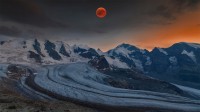 贝尔尼纳山脉和血月，瑞士 (© Bernd Zoller/Shutterstock)