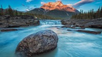 日落时分的阿萨巴斯卡瀑布，加拿大 (© Robert Postma/Getty Images)