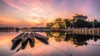广角镜头下的厦门龙舟池，日落的光洒在传统龙舟上，中国 (© Sen Li/Getty Image)