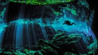 潜水员探索文图拉斯港附近的水下天然井，墨西哥 (© Extreme Photographer/Getty Images)