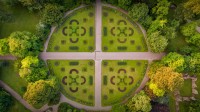 伯里圣埃德蒙兹镇的修道院公园，英国萨福克郡 (© Charles Martinez/Amazing Aerial Agency)