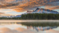 双杰克湖，班夫国家公园，艾伯塔省，加拿大 (© SnapRapid/Offset)