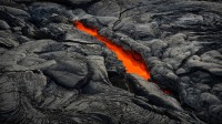 漏出“天窗”的熔岩管，夏威夷火山国家公园 (© Tom Schwabel/Tandem Stills + Motion)