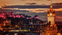 夜晚的爱丁堡城市天际线，苏格兰 (© Suranga Weeratuna/Alamy)