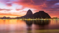 格洛里亚附近的码头和糖面包山，巴西里约热内卢 (© f11photo/Getty Images)