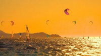 克罗地亚佩列沙茨半岛附近的风筝冲浪者和风帆冲浪者 (© helivideo/Getty Images)