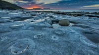 蒙茅斯海滩的菊石路面，英国多塞特侏罗纪海岸世界遗产地 (© AWL Images/Danita Delimont)