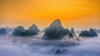 中国桂林漓江国家公园的喀斯特山脉 (© Sean Pavone/Alamy)