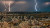 雷暴中恶地国家公园的岩层，美国南达科他州 (© DEEPOL by plainpicture)