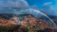 威美亚峡谷和怀波奥瀑布上空的彩虹,考艾岛，夏威夷，美国 (© Beverley Van Praagh/Getty Images)
