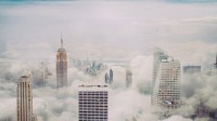 云层中的纽约市天际线 (© Orbon Alija/Getty Images)