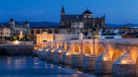 科尔多瓦的古罗马桥，西班牙 (© Jeremy Woodhouse/Getty Images)