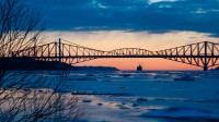 横跨圣劳伦斯河下游的魁北克大桥，加拿大 (© Ronald Santerre/Getty Images)