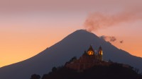 普埃布拉天主堂和波波卡特佩特火山，普埃布拉，墨西哥 (© Radius Images/Shutterstock)
