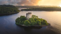 乌特湖的克拉夫特城堡，卡文郡，爱尔兰 (© 4H4 PH/Shutterstock)