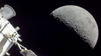 从美国宇航局猎户座飞船上看到的月球 (© NASA)