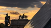 卡鲁塞尔凯旋门和卢浮宫金字塔，巴黎，法国 (© Jon Hicks/Getty Images)