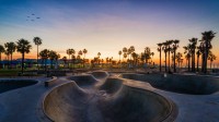 日落时的威尼斯海滩滑板公园，洛杉矶，加利福尼亚州 (© EXTREME-PHOTOGRAPHER/Getty Images)