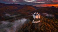 桑佩伦山上的菲泽尔城堡，匈牙利 (© ZGPhotography/Alamy)