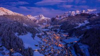 圣诞节期间的瓦尔加迪纳山谷的村庄，多洛米蒂山，意大利 (© Ingus Kruklitis/Getty Images)