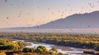 格兰德河上空的热气球，阿尔伯克基，新墨西哥州，美国 (© Jennifer MacCornack/Shutterstock)