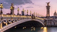 黄昏时分的亚历山大三世桥，巴黎，法国 (© Sizun Eye/Getty Images)