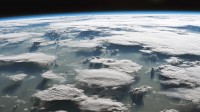 巴西亚马逊上空巨大的砧状云 (© NASA)