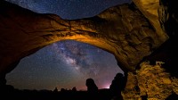 拱门国家公园双拱门映衬下的银河，犹他州，美国 (© Adventure_Photo/Getty Images)