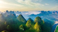 日出时分，美丽的喀斯特山脉鸟瞰图，中国桂林 (© zhaojiankang/Getty Images)