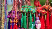 用彩色丝线串成的香囊，端午节前夕的庙会上，吉林省吉林市，中国 (© Visual China Group/Getty Images)