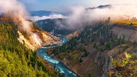 方解石温泉区和黄石河，黄石国家公园，怀俄明州，美国 (© Rebecca L. Latson/Getty Images)