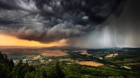 平原上空的雷暴，保加利亚 (© Revolu7ion93/Getty Images)