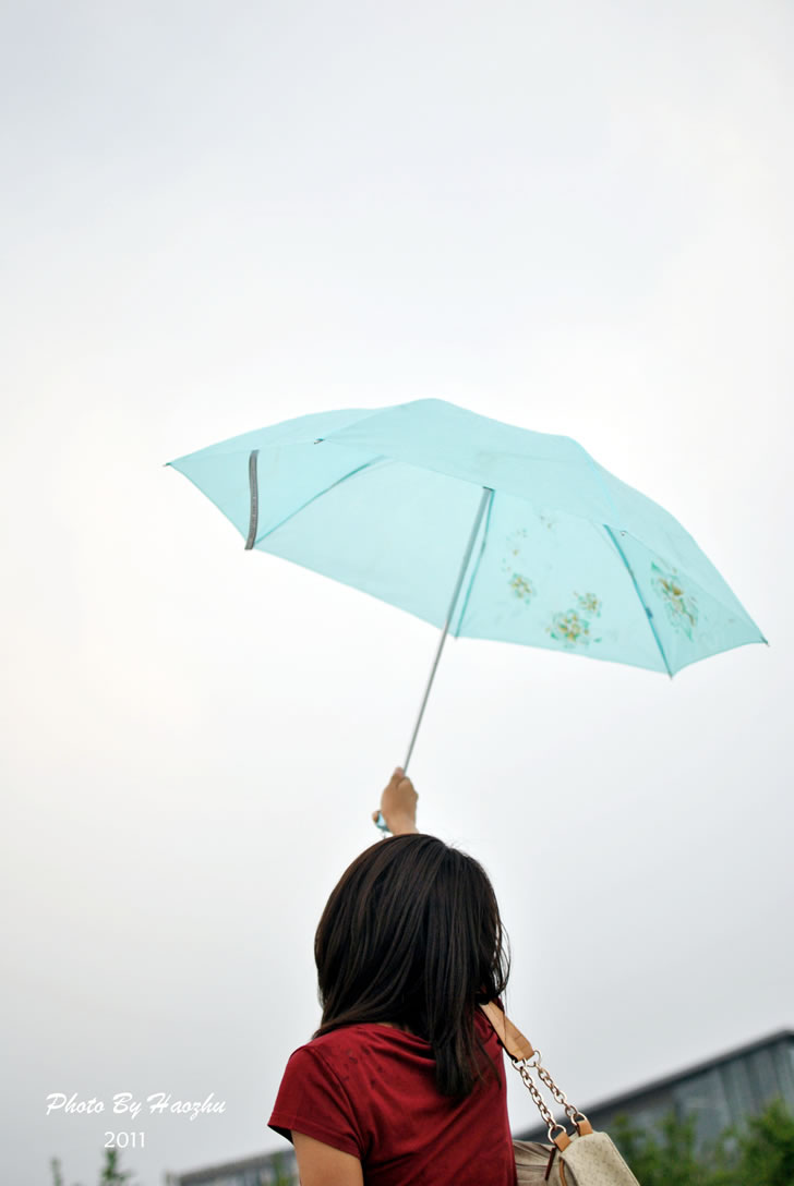 一个人独自撑伞的图片图片