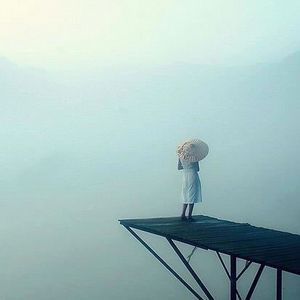 撑伞的女孩远眺云雾朦胧的群山唯美意境图片