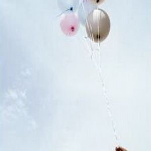放飞的气球，飞向天空的一束彩色气球