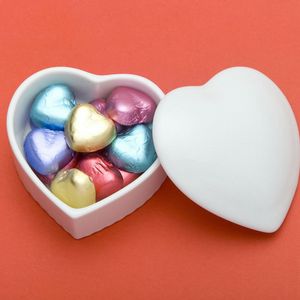 彩色糖果纸包着的爱心糖果还有这心形盒子-爱心图片